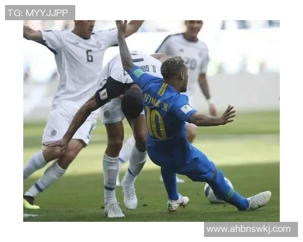 足球明星布冯化身Q版漫画角色展现球场魅力与幽默风采